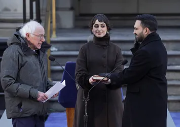 New York’ta tarihi yemin: Belediye başkanı Osmanlı’dan kalma Kur’an-ı Kerim’e el bastı