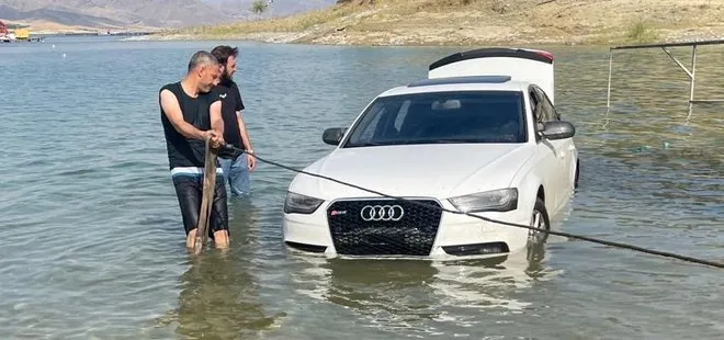 Feribot beklerken şoke eden kaza! Freni boşalan otomobil göle düştü