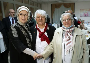 Emine Erdoğan huzurevi sakinleriyle iftarda bir araya geldi: Sizin anılarınız bizim için çok kıymetli