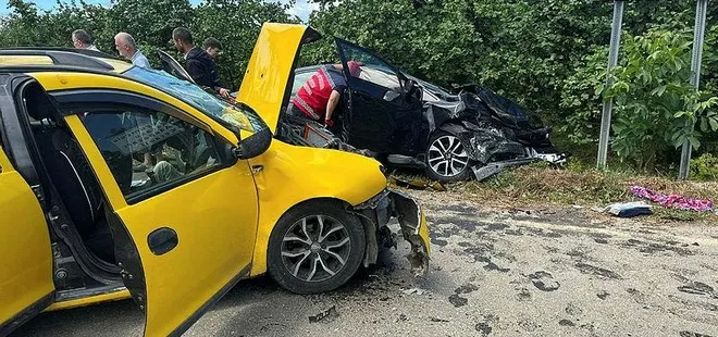Sakarya'da iki araç kafa kafaya çarpıştı: 8 yaralı