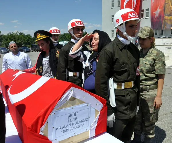 binbasi-arslan-kulaksizin-sehit-edildigi-saldirinin-faili-pkkli-savas-celik-turkiyeye-getirildi-1658305807717.jpg Binbaşı Arslan Kulaksız'ın şehit edildiği saldırının faili PKK'lı Savaş Çelik Türkiye’ye getirildi! - 8
