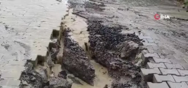 Sağanak yağışta yolda çukur oluştu
