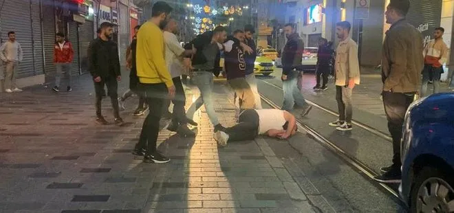 İstiklal Caddesi’nin ortasında bayıltan dayak! Tekme tokat birbirlerine girdiler