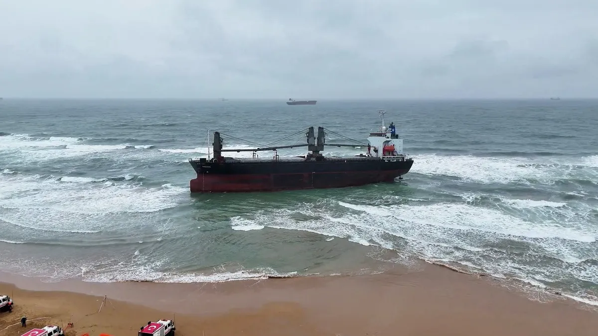 İstanbul Boğazı’nın kuzeyinde hareketli saatler! Komor Adaları bayraklı gemi karaya oturdu