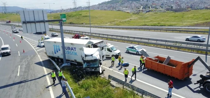 Son dakika: Sancaktepe Kuzey Marmara Otoyolu’nda TIR bariyerlere girdi