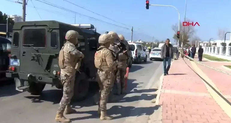 Antalya'da Kepez Kaymakamlığı binasında silah sesleri - 1