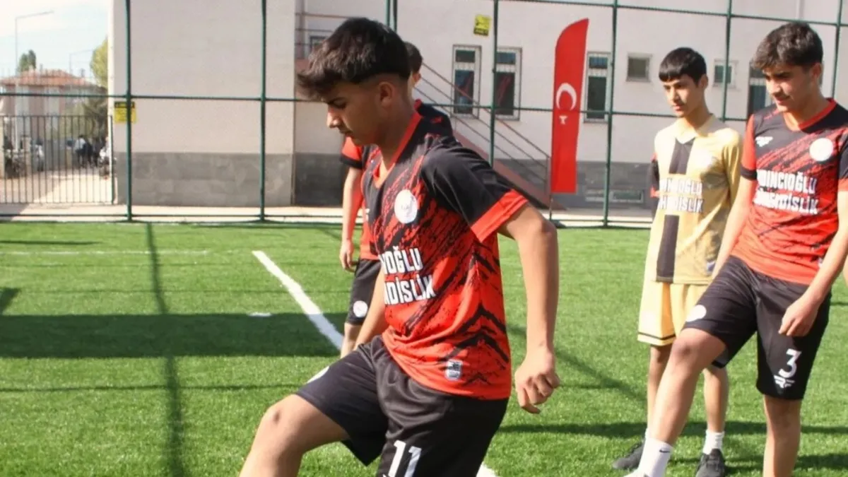 Van'da 90 okula halı saha yapıldı