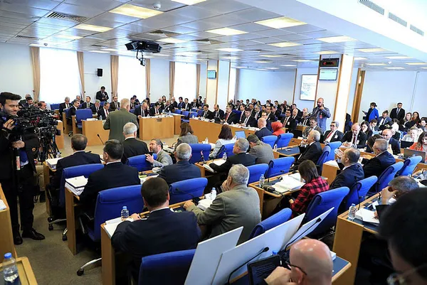 Sağlık Bakanı Koca hekim göçü iddialarına rakamlarla yanıt verdi