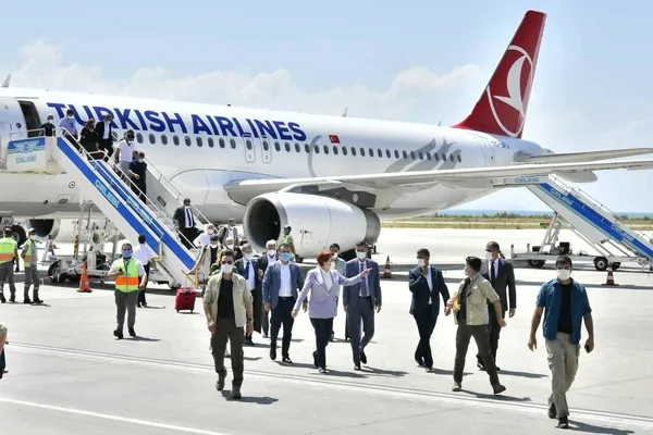 ozel-jet-kullanan-meral-aksener-tepkiler-sonrasi-tarifeli-ucakta-poz-vererek-imaj-calismasi-yapti-1627397550317.jpeg Özel jet ikiyüzlülüğü ortaya çıkan Meral Akşener'den imaj çalışması! - 2