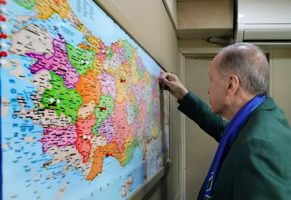 baskan-recep-tayyip-erdogandan-rizeye-cikarma-onemli-acilislar-gerceklesecek-1698914486675.jpeg Başkan Recep Tayyip Erdoğan'dan Rize'ye çıkarma! Önemli açılışlar gerçekleşecek - 3