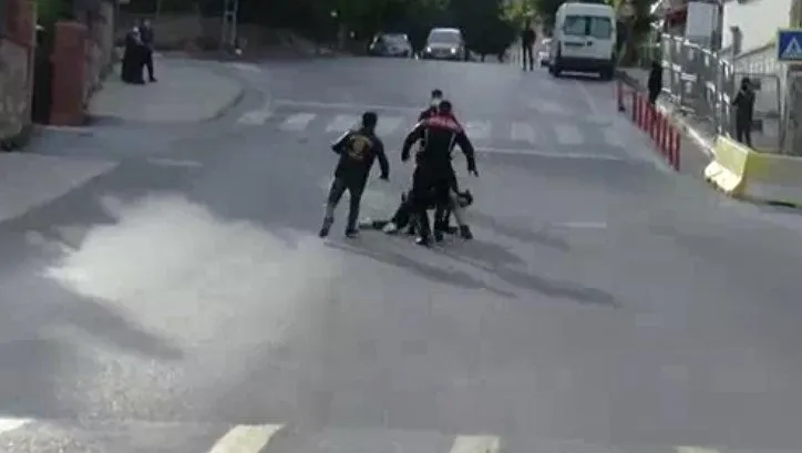 İstanbul’da taksiden inip kaçan şahıs yakalandı! Poşetten 5 kilo uyuşturucu çıktı