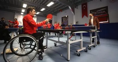 Bakan Kasapoğlu’ndan Dünya Engelliler Günü’nde para masa tenisçilere sürpriz! Milli sporcu ile masa tenisi maçı yaptı