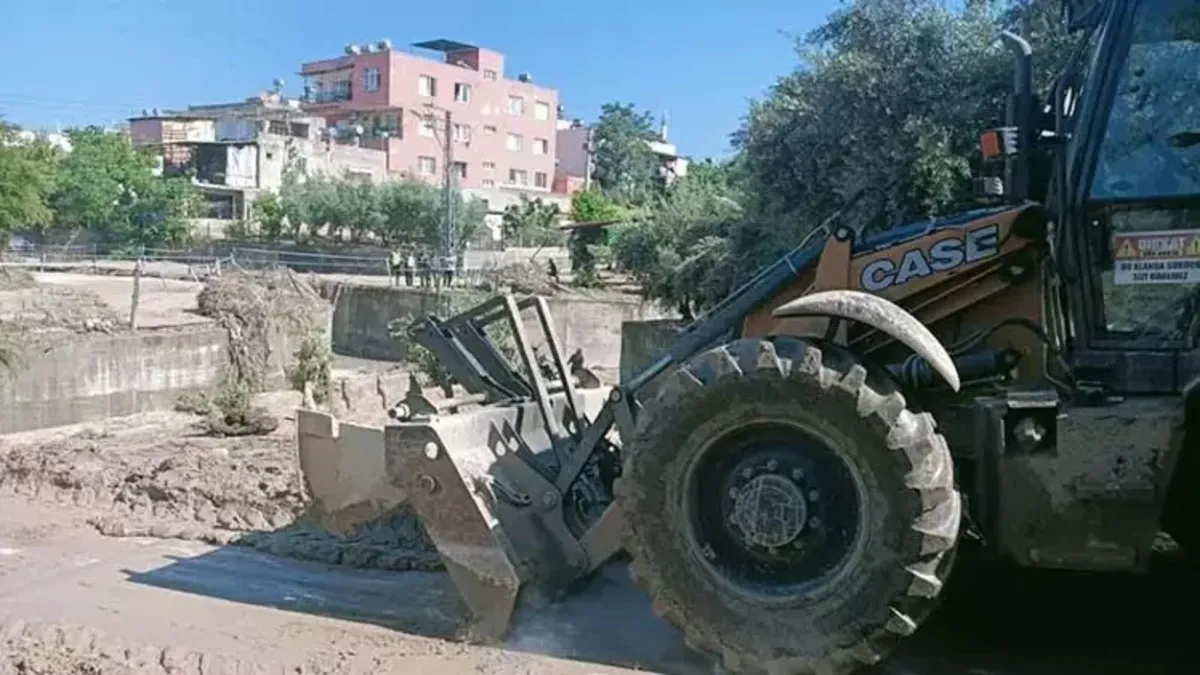 Osmaniye'de sel temizliği; suya kapılan araçlar çıkarılıyor