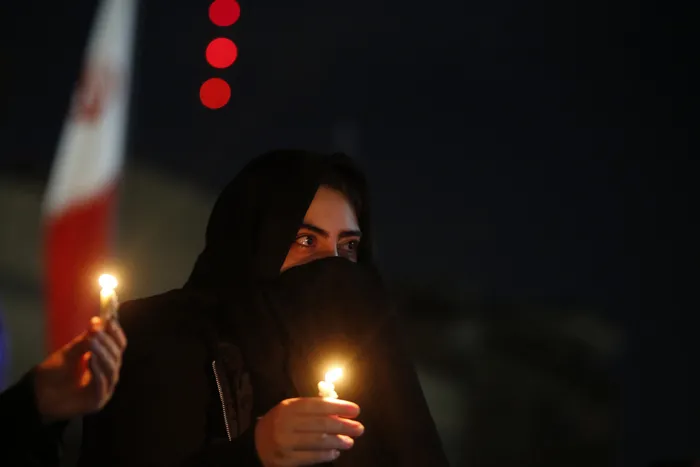 iranda-yuz-binlerce-kisi-sokaklara-dokuldu-dini-lider-hamaney-icin-anma-toreni-1772480705193.jpg İran'da yüz binlerce kişi sokaklara döküldü! Dini Lider Hamaney için anma töreni - 6