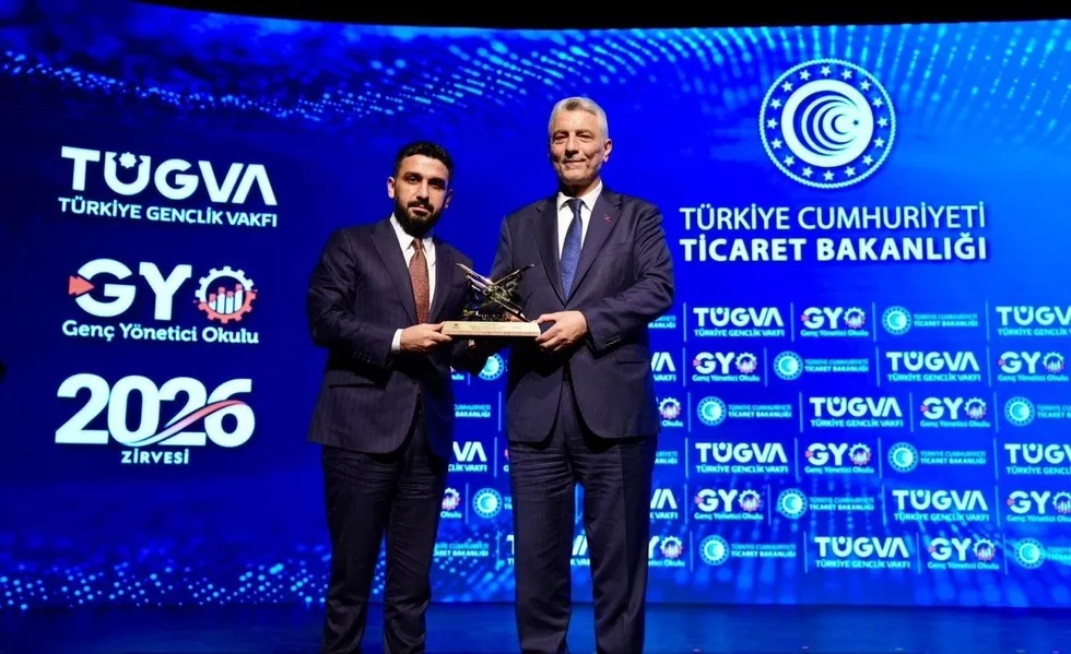tugva-genc-yonetici-okulu-2026-zirve-programi-istanbulda-gerceklestirildi-1778333894890.jpeg Ticaret Bakanı Ömer Bolat, gençlere üretim, güvenilirlik ve finansal disiplin mesajı verirken, TÜGVA Genel Başkanı İbrahim Beşinci ise güçlü karakter ve liderlik vurgusu yaptı (Foto: ahaber.com.tr)