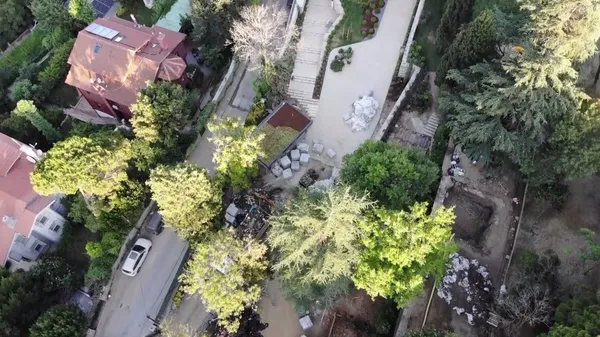 istanbulun-en-kiymetli-yerine-ibb-santiyesi-chpli-imamogluna-tepki-100-yillik-tas-konak-lojman-mi-olacak-1628775531747.jpg İstanbul'un en kıymetli yerine İBB şantiyesi! CHP'li İmamoğlu'na tepki! 100 yıllık taş konak lojman mı olacak? - 2