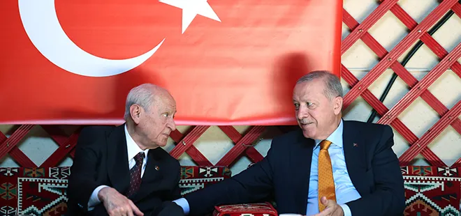 Başkan Erdoğan ve Bahçeli Ahlat’ta! Dostluk karesi beğeni topladı | Selçuklu Kabristanı’na ziyaret