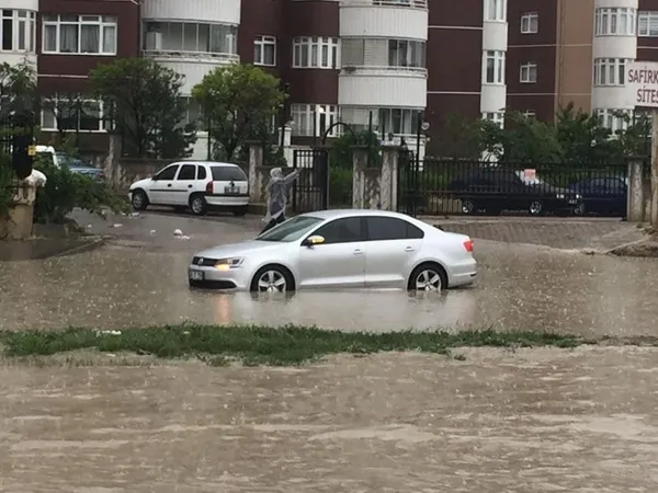 Ankara’da yollar adeta havuza döndü! Meteoroloji uyarı herhangi bir önlem alınmadı
