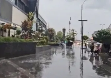 Sağanak ve fırtına Elazığ'da hayatı felç etti!