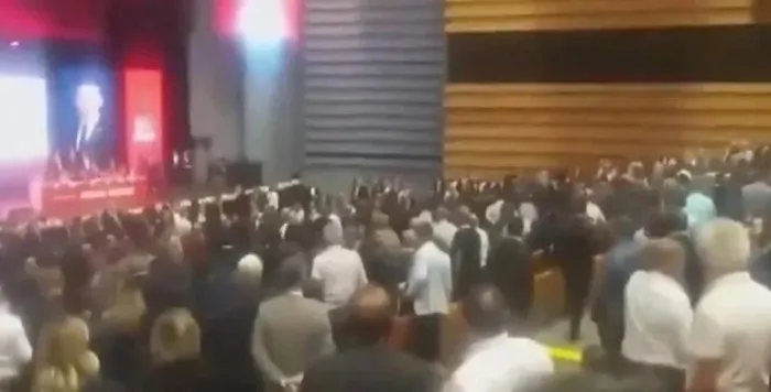 chpde-gergin-kurultay-kemal-kilicdaroglu-katilmadi-koltuguna-selin-sayek-boke-oturdu-1725655947790.jpeg CHP'de gergin kurultay! Kılıçdaroğlu kavgasında yumruklar havada uçuştu - 5