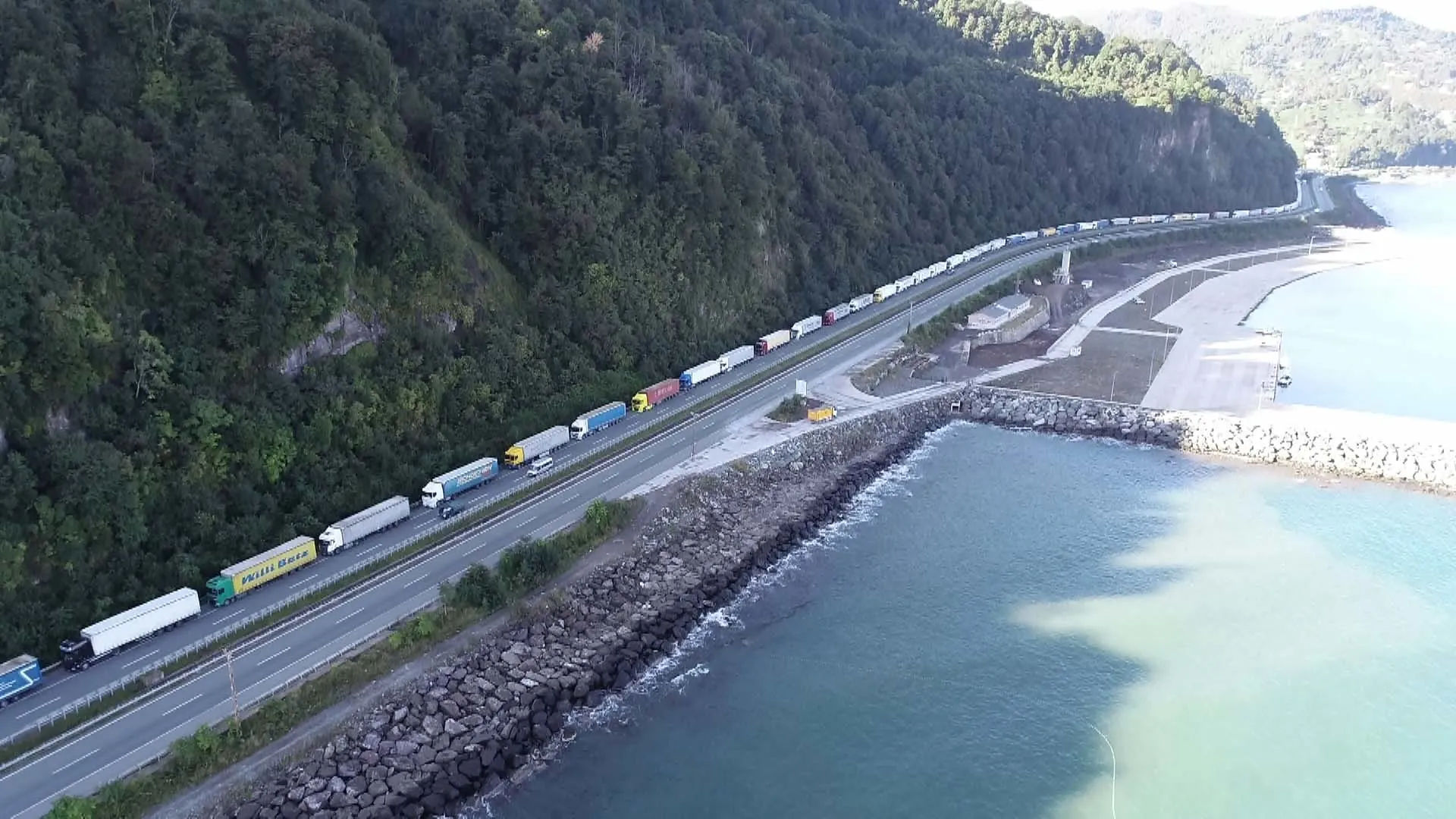 Türk tırları Ermeni köylerinde saldırıya uğradı! Araçlar Sarp Sınır Kapısı'na yöneldi