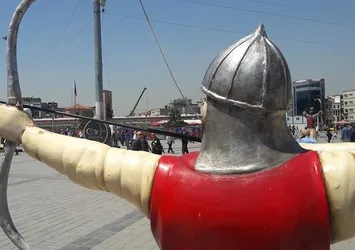 Taksim Meydanı’nın yeni simgesi ‘Okçu’ heykelleri