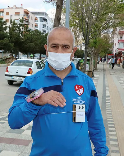 Afyonkarahisar’da futbol hakemi, koronavirüse karşı 'akılı bileklik' ve 'Covid-19 mesafe kiti' yaptı - 1