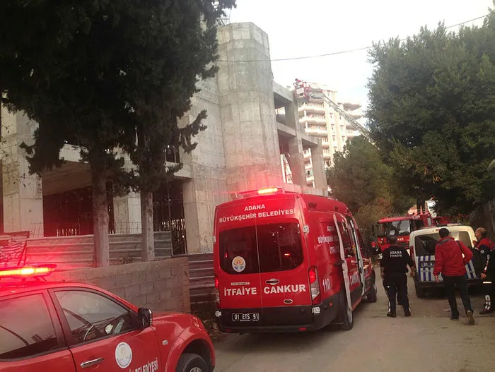 Adana'da cami inşaatında iskele çöktü: 3 yaralı - 1