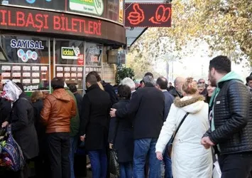 Şans kuşu kredi kartının ucunda