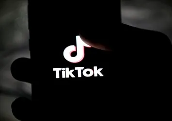 Bir TikTok rezaleti daha! Canlı yayında 8 yaşındaki kızına müstehcen kelimeler kullanan kadın gözaltına alındı