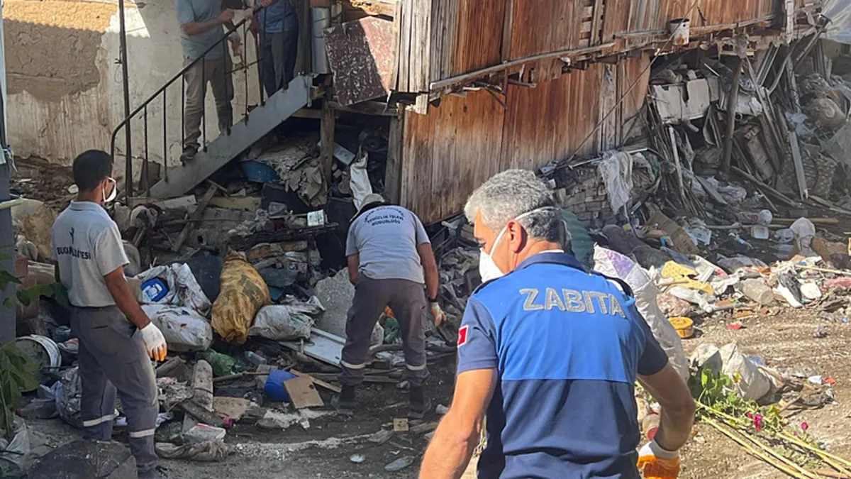 Burdur'da bir evden 20 kamyon çöp çıktı