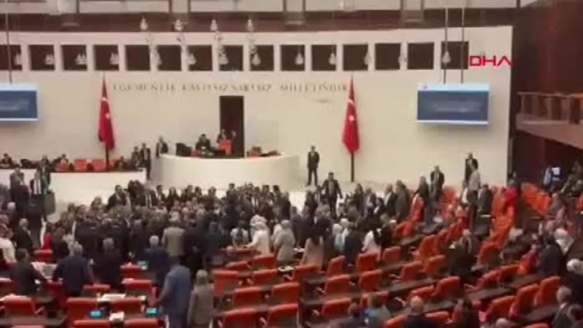 TBMM'de yumruklar havada uçuştu!