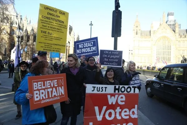 Brexit kaosu İngilizleri ikiye böldü - 1