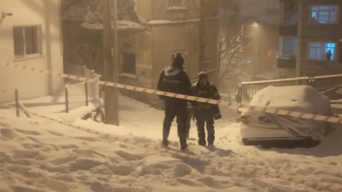 Kar nedeniyle metruk binanın bir bölümü çöktü