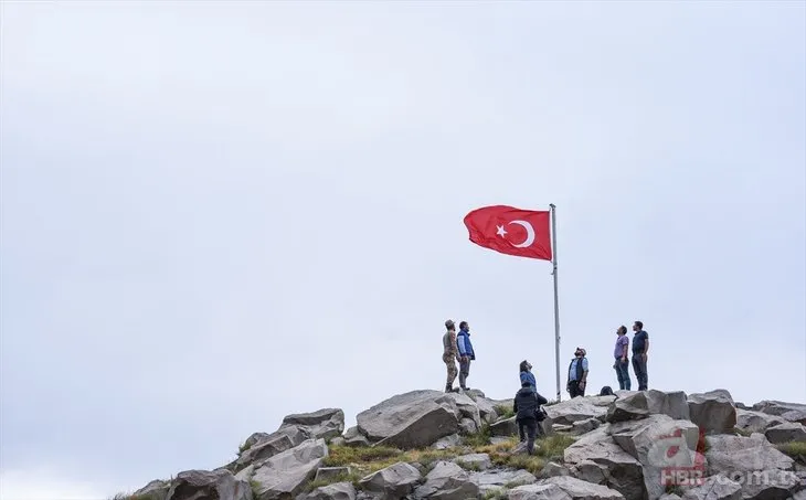 Kars’ta 2 bin 100 rakımda Türk bayrağı dalgalandırıldı