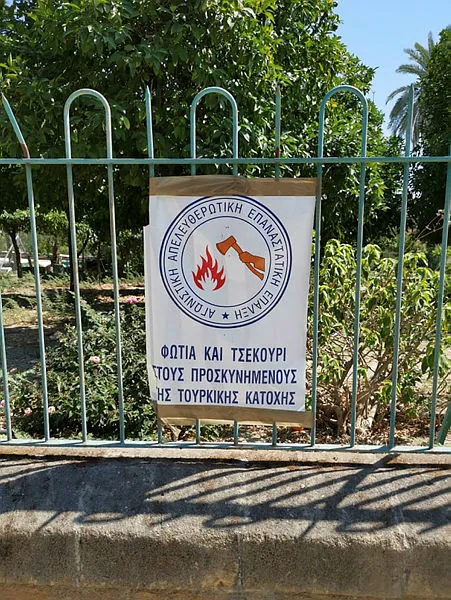 Güney Kıbrıs’ta camilere yönelik provokasyonlar devam ediyor! Türkiye karşıtı Yunanca bu sözleri yazdılar... - 1
