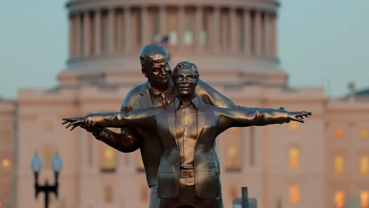 Washington'a Donald Trump ve sapık Epstein'in yeni heykeli dikildi! Poz Titanic'ten