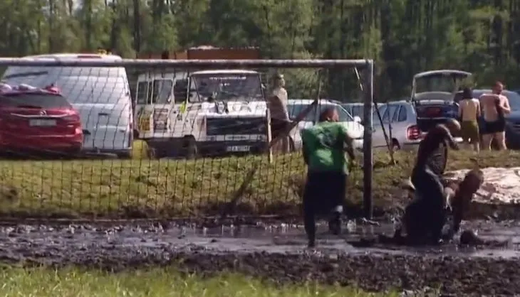 Dünyanın en farklı futbol maçı! Saha yok... Bataklık var