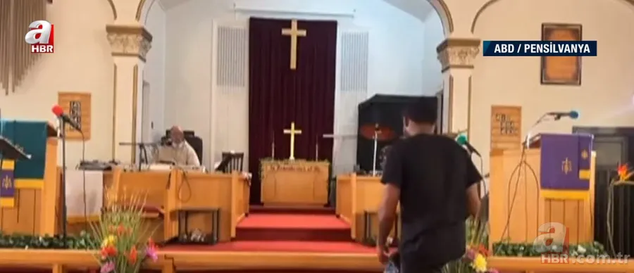 Kilisede canlı yayınlanan ayinde silahlı dehşet | "Bunu yapmamı Tanrı söyledi" dedi! Papaza gülümseyip... 7