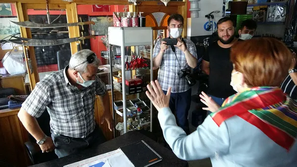 cankirida-iyi-parti-genel-baskani-meral-aksenere-hdp-tepkisi-siz-onlarla-bir-oldunuz-1628008461373.jpg Çankırı'da İYİ Parti Genel Başkanı Meral Akşener'e HDP tepkisi: Siz onlarla bir oldunuz - 4