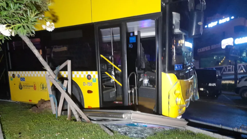 Gece yarısı faciadan dönüldü! Çift katlı İETT otobüsü askıda kaldı