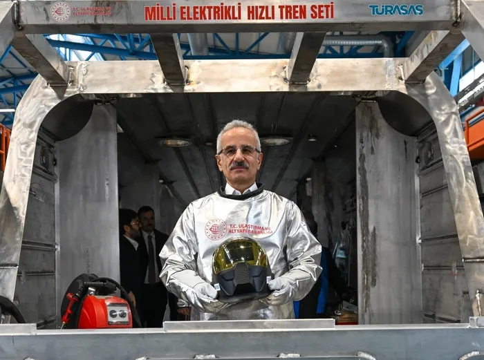 bakan-uraloglundan-yerli-ve-milli-elektrikli-hizli-tren-setine-ilk-kaynak-1739024341356.jpg Bakan Uraloğlu Milli Elektrikli Hızlı Tren Seti Projesi’nin ilk kaynağını gerçekleştirdi. (A Haber)