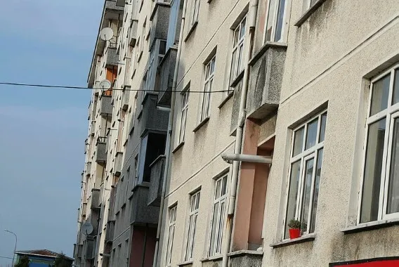 Rize'nin 'Pisa' kulelerinde tehlikeli yaşam! Yan yatan evlerde ucuz kiraya oturuyorlar - 2