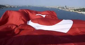 Şehitlerin anısına o noktaya bayrak astılar