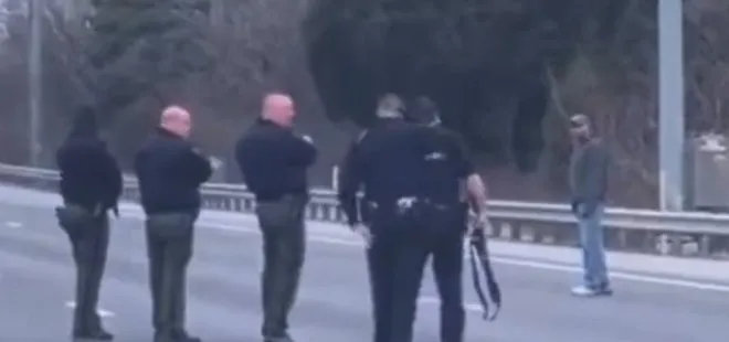 ABD polisi yol ortasında duran adamı infaz etti! 9 polis kurşun yağdırdı