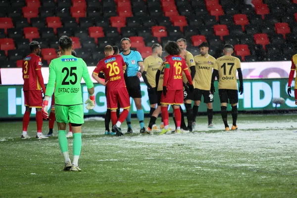 gaziantep-fk-yeni-malatyaspor-maci-yogun-kar-yagisi-nedeniyle-ertelendi-1642520052855.jpg Gaziantep FK Yeni Malatyaspor maçı yoğun kar yağışı nedeniyle ertelendi - 1
