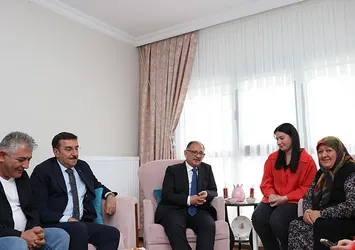 Bakan Özhaseki Malatya'da depremzede aileyi yeni evinde ziyaret etti! "Allah razı olsun! Canla başla çalışıyorsunuz"