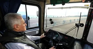Başbakan Yıldırım otobüsün direksiyonuna geçti