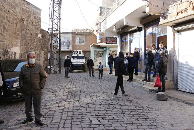 Diyarbakır’da 3 yaşında kız çocuğunu kaçırmaya çalıştılar! Ortalık fena karıştı - 2