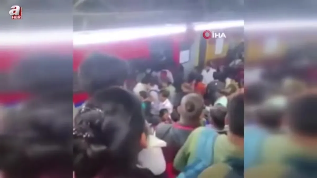 Hindistan’da tren istasyonunda izdiham